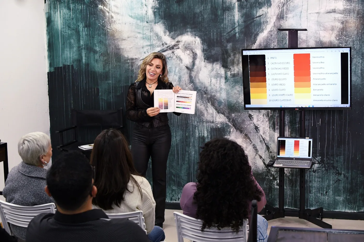 Francisca explicando teoría del color en un taller