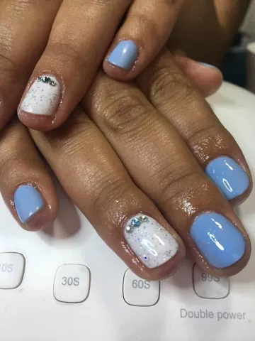 Manicure semipermanente en tono celeste