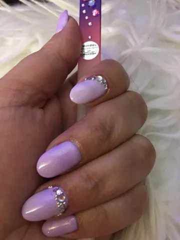 Manicure semipermanente en tono lila