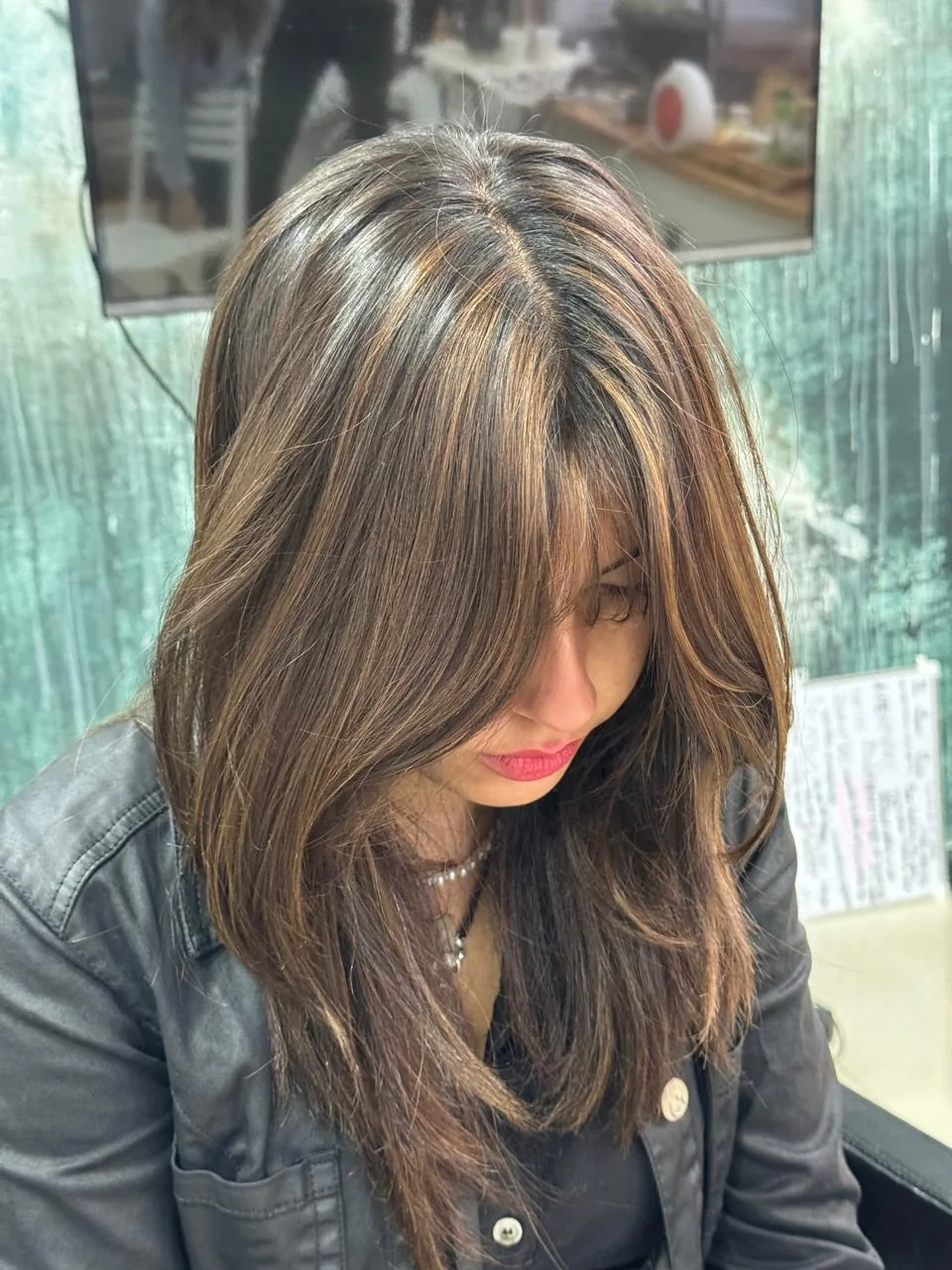 Detalle de balayage en cabello castaño