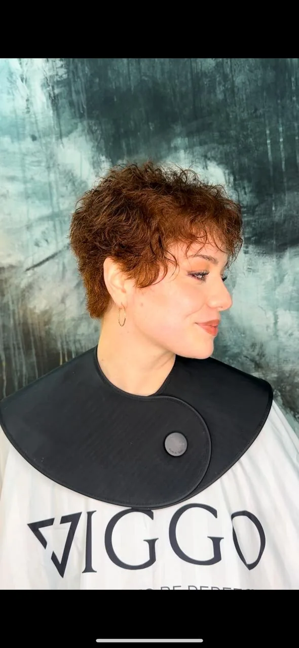 Corte pixie con color cobrizo