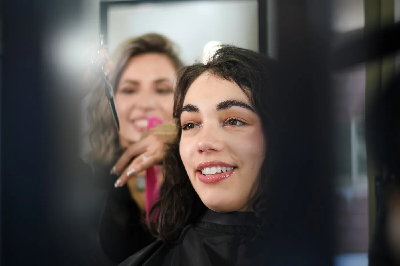 Francisca trabajando de cerca con una clienta