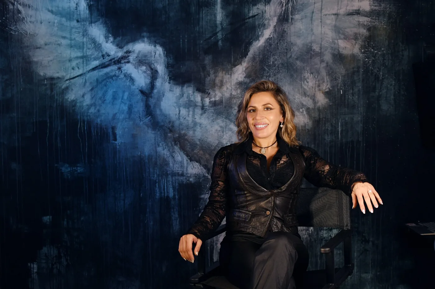 Francisca en el salón, frente al mural de Fénix