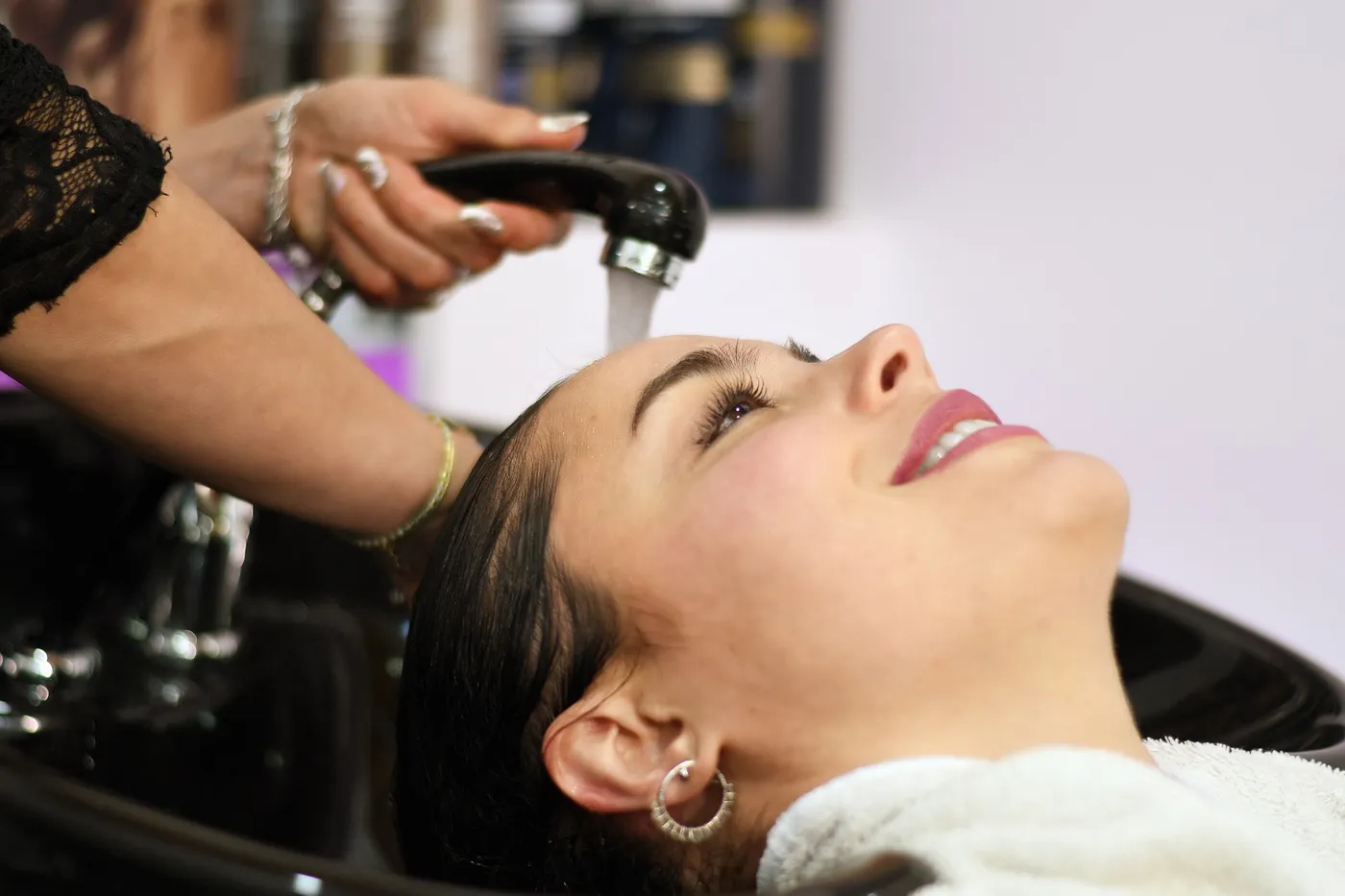 Enjuague del cabello durante el ritual de spa